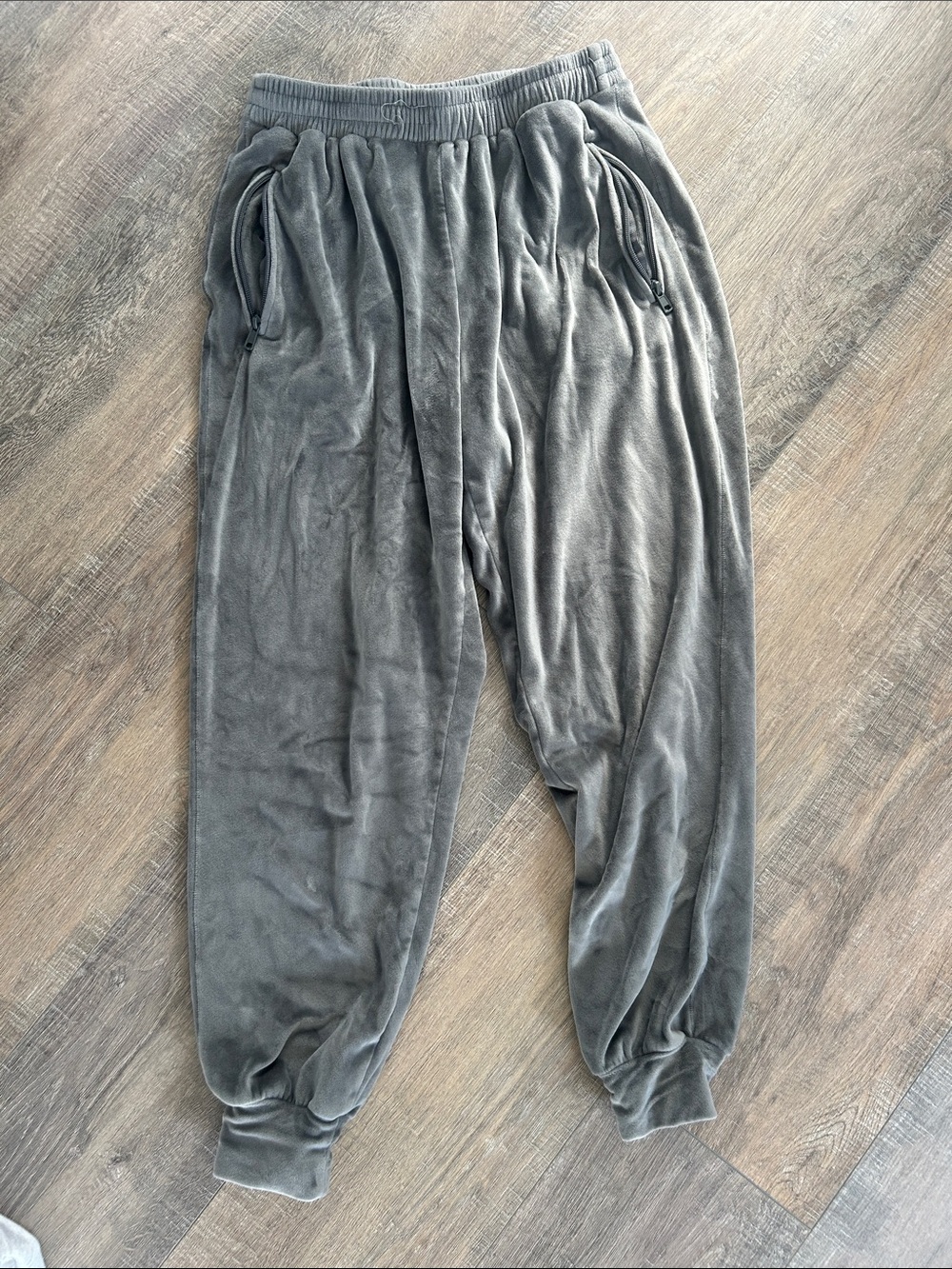 SKIMS Plush Women's Jogger Pants in Gray